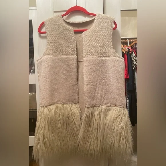 Guess Reversible Faux Fur Faux Suede Jillet/Vest - Picture 9 of 10